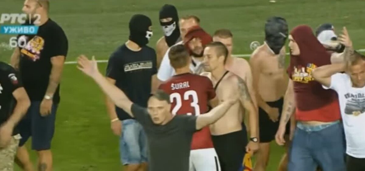 GALERIE FOTO + VIDEO Ultrașii Spartei au copiat PCH și au creat haos la meciul din Europa League » Au intrat pe teren cu măști pe față după decizia controversată a lui Colțescu