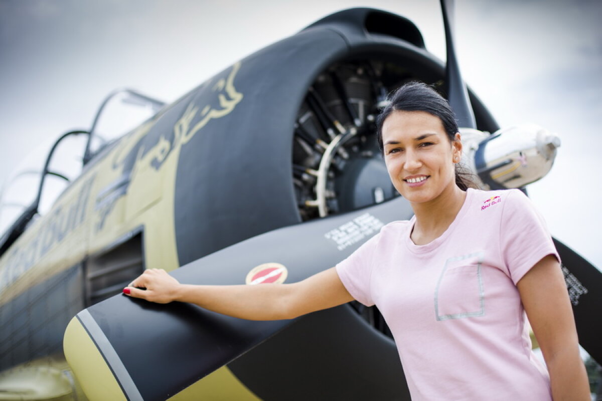 GALERIE FOTO SPECTACULOASĂ » Cristina Neagu, copilot într-o aeronavă din Al Doilea Război Mondial