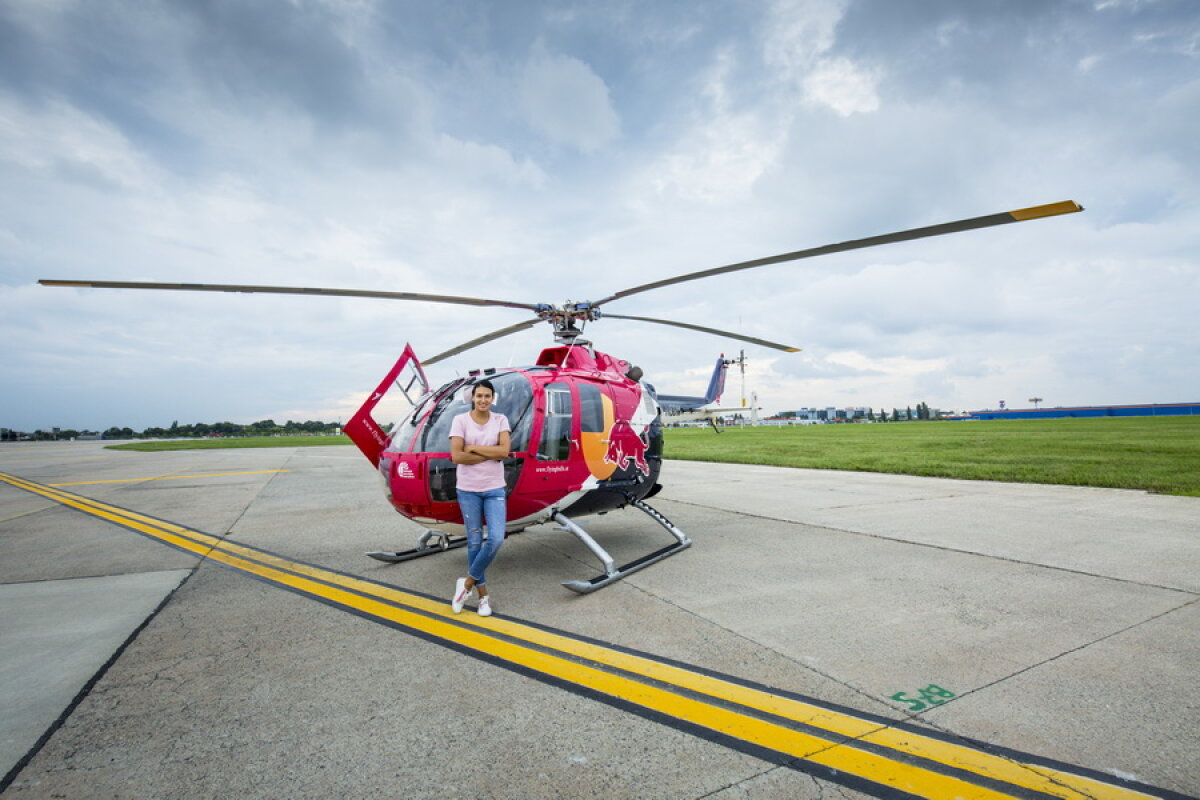 GALERIE FOTO SPECTACULOASĂ » Cristina Neagu, copilot într-o aeronavă din Al Doilea Război Mondial