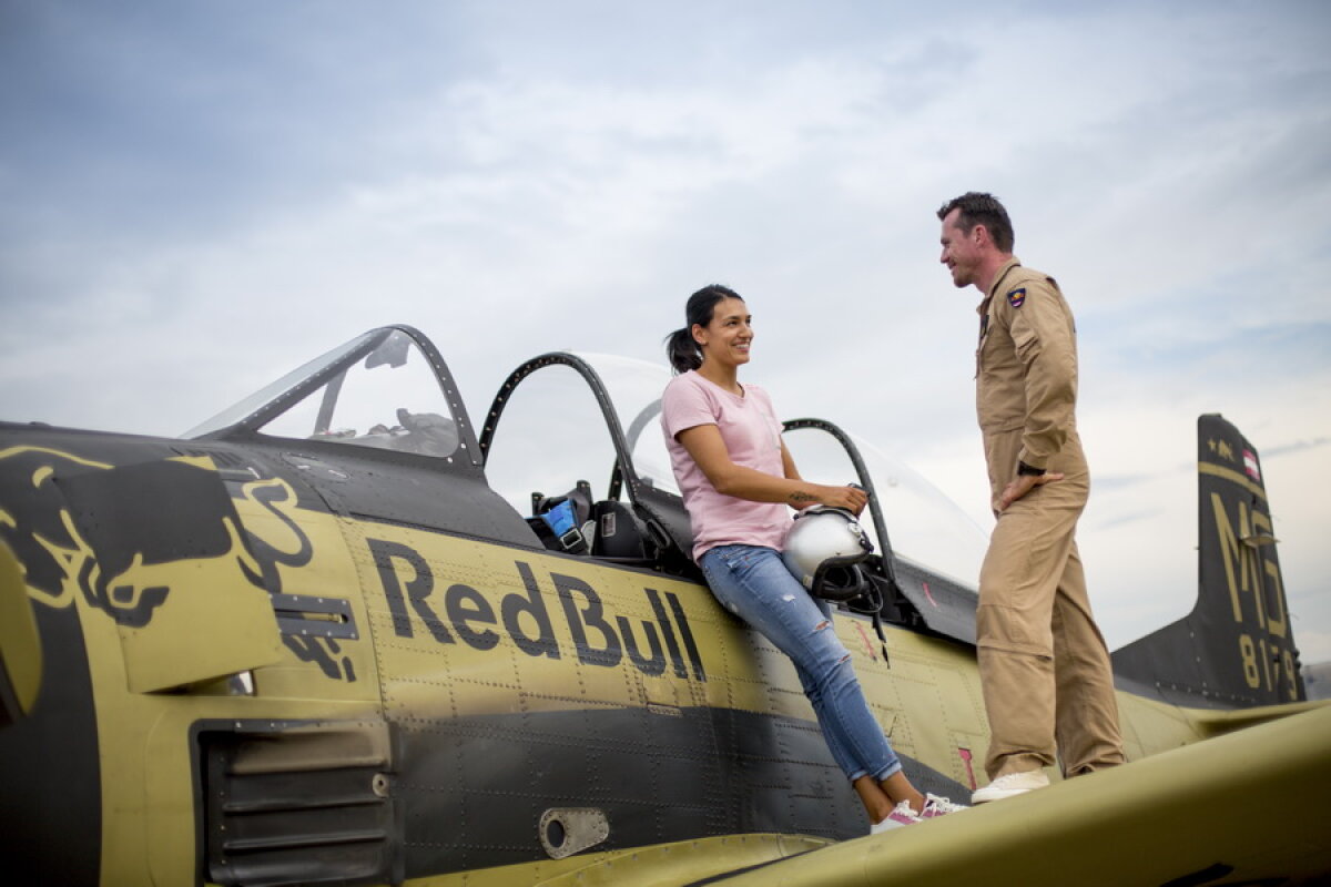 GALERIE FOTO SPECTACULOASĂ » Cristina Neagu, copilot într-o aeronavă din Al Doilea Război Mondial