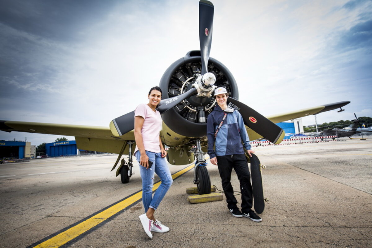 GALERIE FOTO SPECTACULOASĂ » Cristina Neagu, copilot într-o aeronavă din Al Doilea Război Mondial