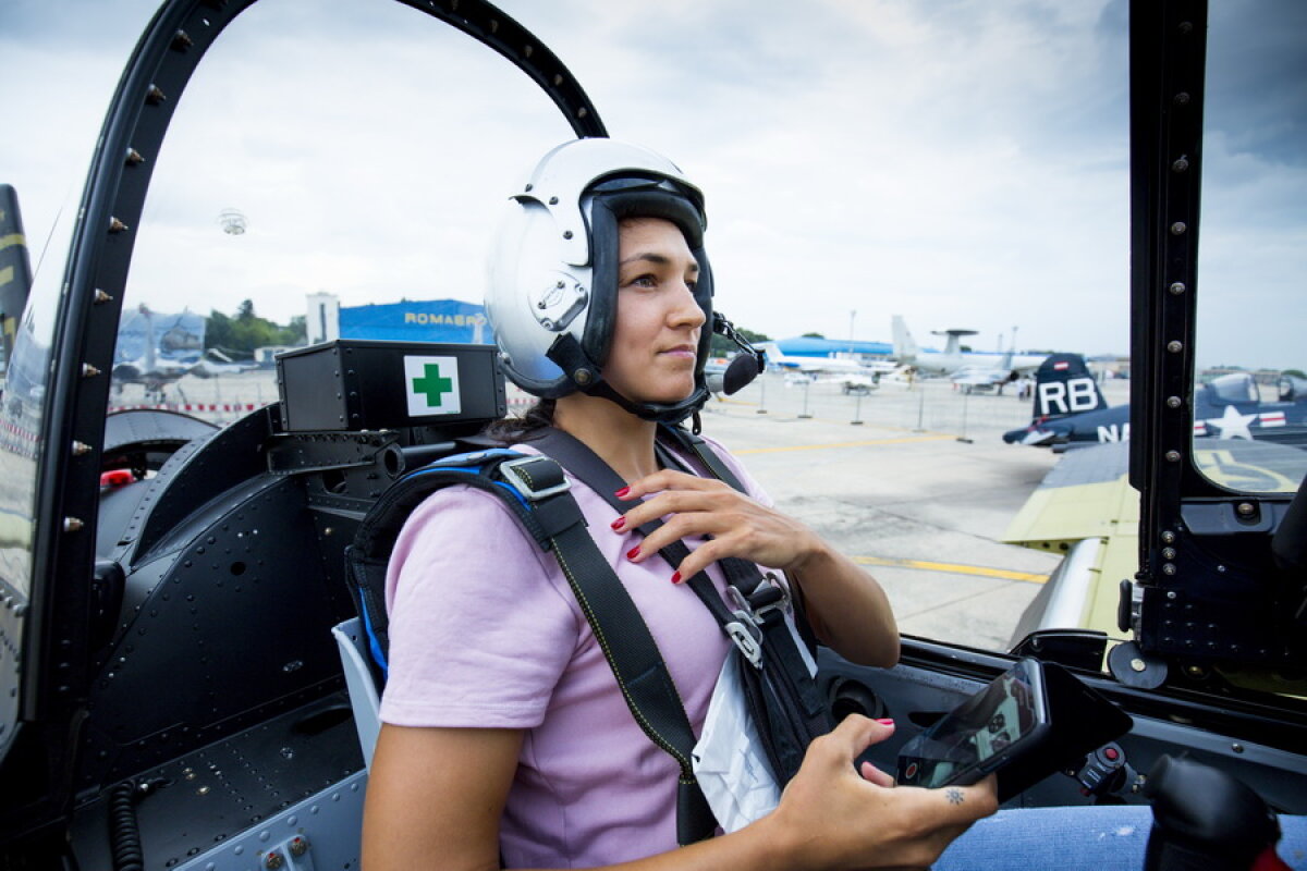GALERIE FOTO SPECTACULOASĂ » Cristina Neagu, copilot într-o aeronavă din Al Doilea Război Mondial