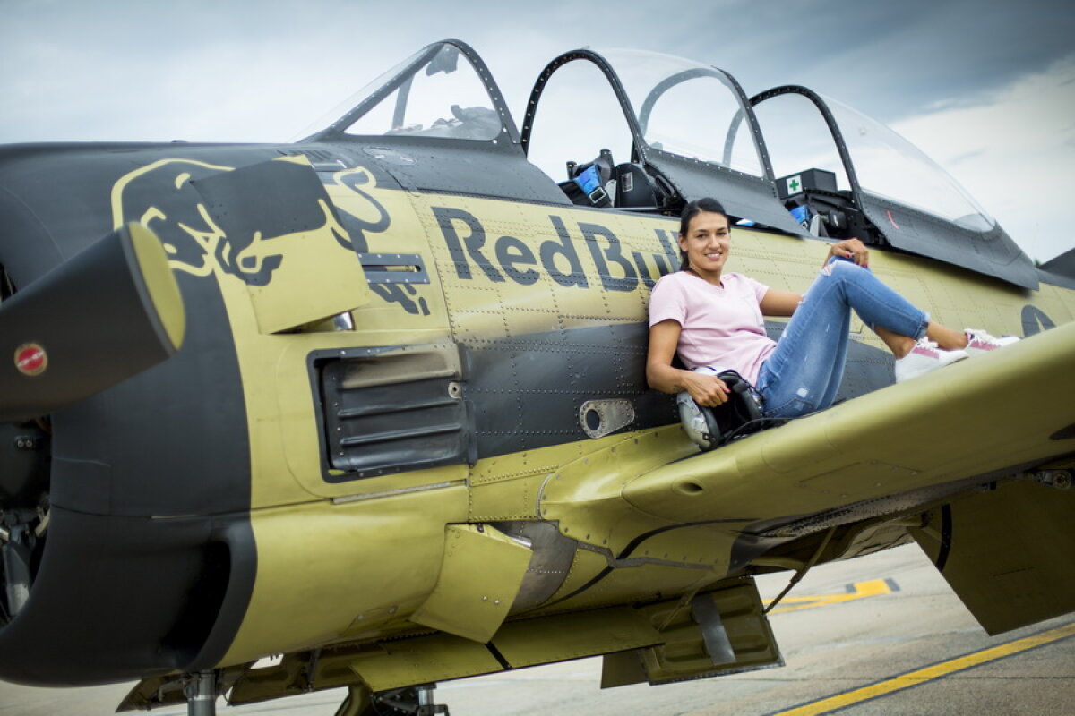 GALERIE FOTO SPECTACULOASĂ » Cristina Neagu, copilot într-o aeronavă din Al Doilea Război Mondial