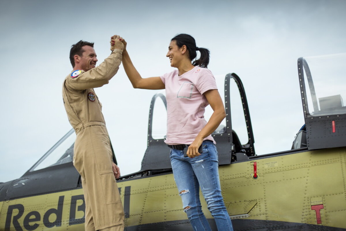 GALERIE FOTO SPECTACULOASĂ » Cristina Neagu, copilot într-o aeronavă din Al Doilea Război Mondial
