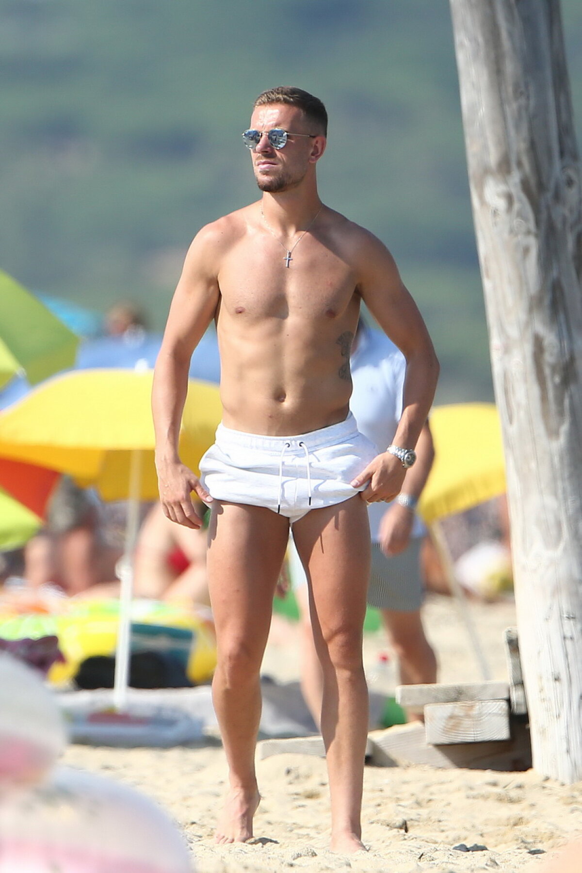 GALERIE FOTO Căpitanul lui FC Liverpool, la bustul gol pe plaja din Saint-Tropez