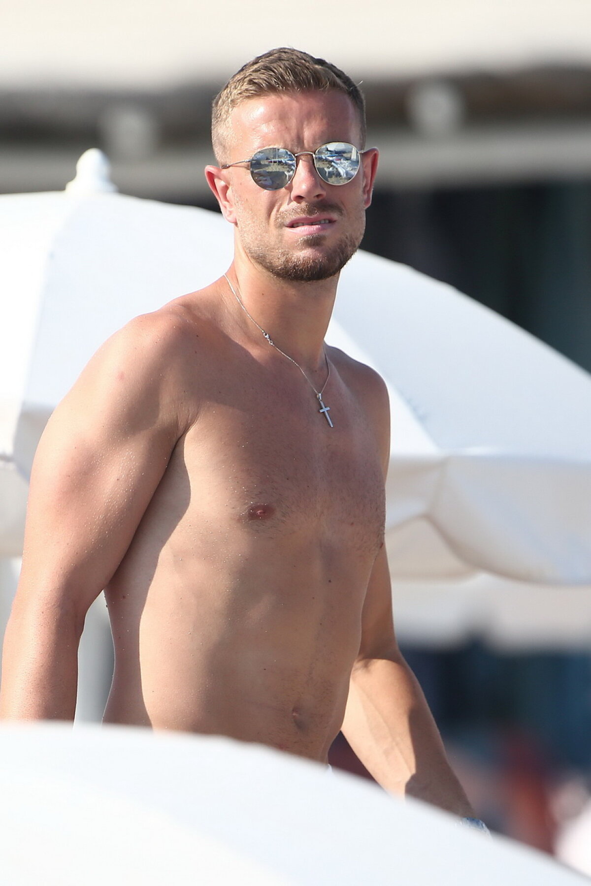 GALERIE FOTO Căpitanul lui FC Liverpool, la bustul gol pe plaja din Saint-Tropez