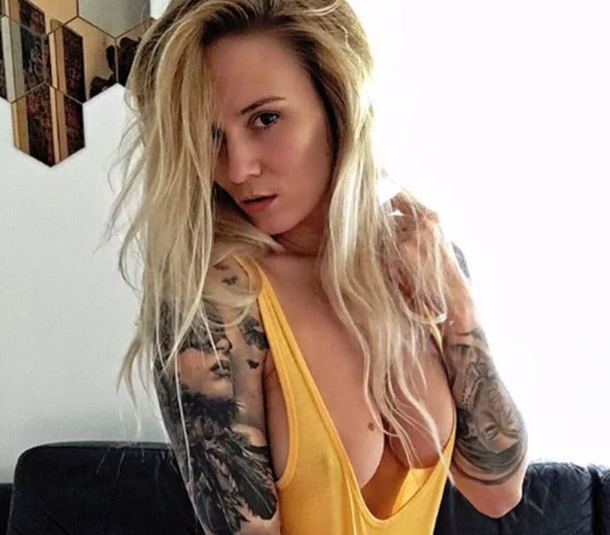 GALERIE FOTO Cea mai indecentă fană e din Danemarca, dar s-a îndrăgostit de o echipă din Turcia: "Ce jucător să-mi pun pe spate?"