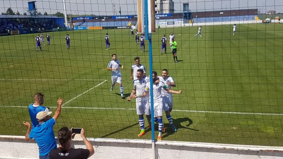 FOTO EXCLUSIV SSC Farul a revenit în liga secundă » Ultrașii au făcut spectacol la Ovidiu și n-au uitat de războiul cu Marica: "Vezi să nu te îneci!"