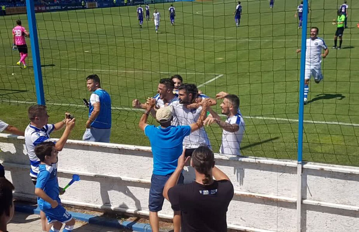 FOTO EXCLUSIV SSC Farul a revenit în liga secundă » Ultrașii au făcut spectacol la Ovidiu și n-au uitat de războiul cu Marica: "Vezi să nu te îneci!"