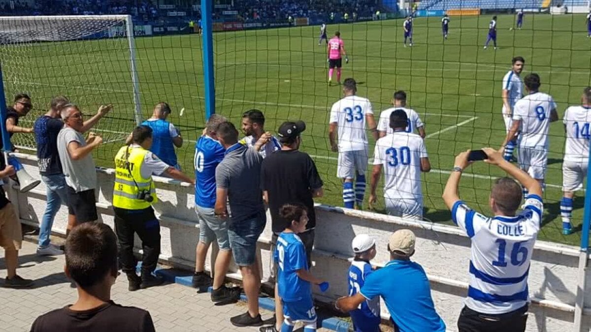 FOTO EXCLUSIV SSC Farul a revenit în liga secundă » Ultrașii au făcut spectacol la Ovidiu și n-au uitat de războiul cu Marica: "Vezi să nu te îneci!"