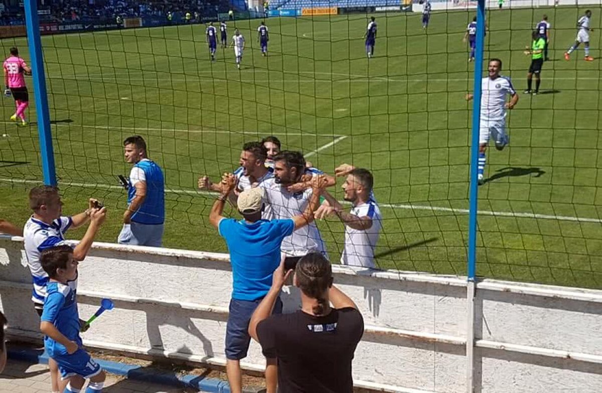 FOTO EXCLUSIV SSC Farul a revenit în liga secundă » Ultrașii au făcut spectacol la Ovidiu și n-au uitat de războiul cu Marica: "Vezi să nu te îneci!"