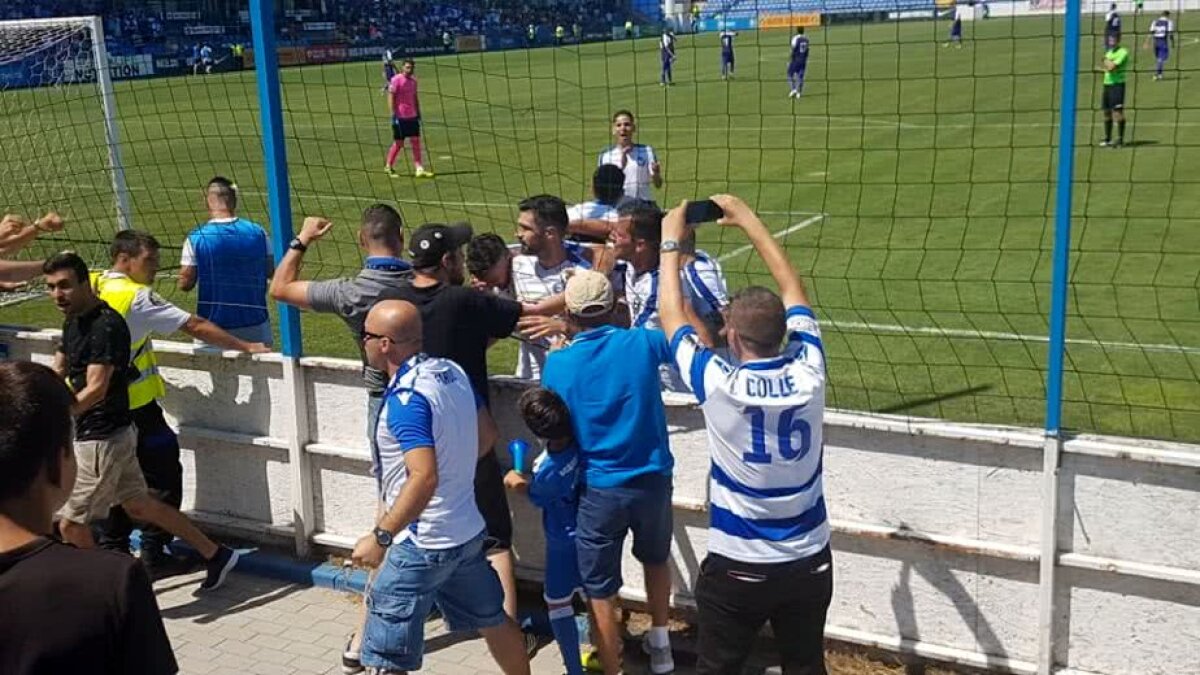 FOTO EXCLUSIV SSC Farul a revenit în liga secundă » Ultrașii au făcut spectacol la Ovidiu și n-au uitat de războiul cu Marica: "Vezi să nu te îneci!"