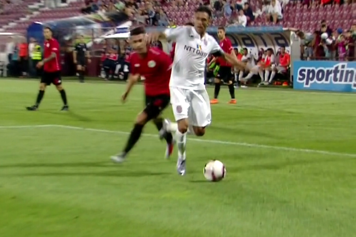 FOTO Penalty refuzat pentru CFR Cluj! Un arbitru din București n-a văzut un fault evident + Părerea specialistului