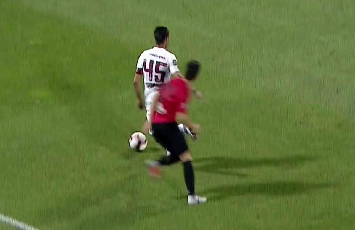 FOTO Penalty refuzat pentru CFR Cluj! Un arbitru din București n-a văzut un fault evident + Părerea specialistului