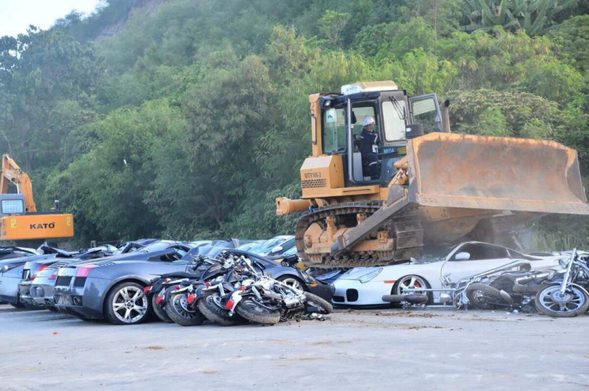 GALERIE FOTO Mașini de 5,5 milioane de euro, distruse cu șenilata