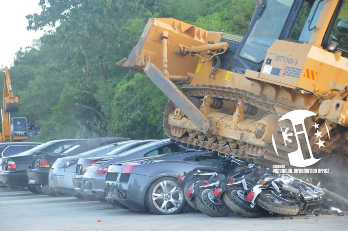 GALERIE FOTO Mașini de 5,5 milioane de euro, distruse cu șenilata