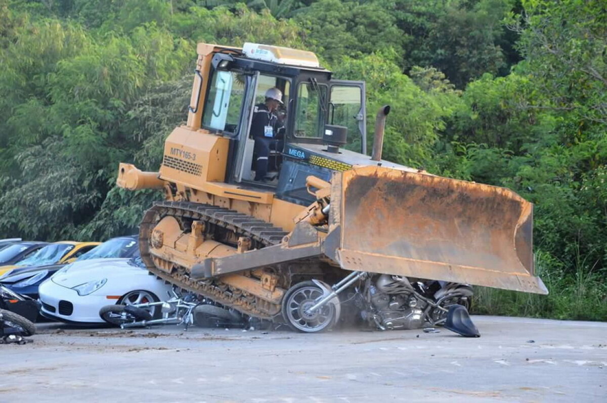 GALERIE FOTO Mașini de 5,5 milioane de euro, distruse cu șenilata