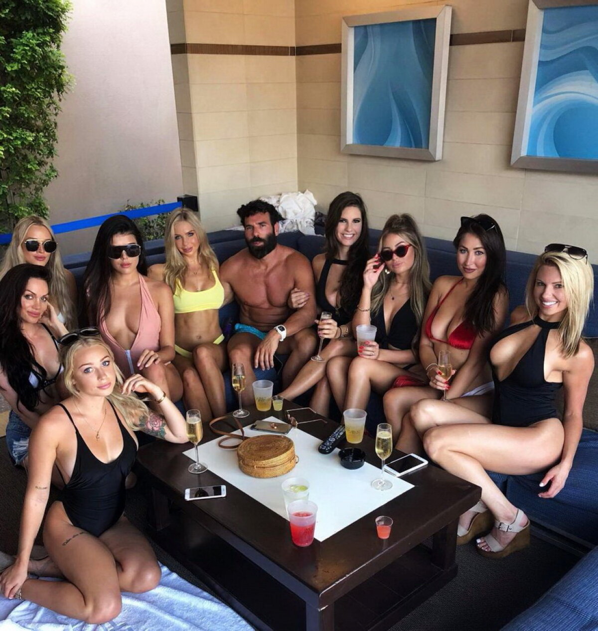FOTO Acestea sunt fotografiile care demonstrează viaţa desfrânata a lui Dan Bilzerian! Vei rămâne uimit!