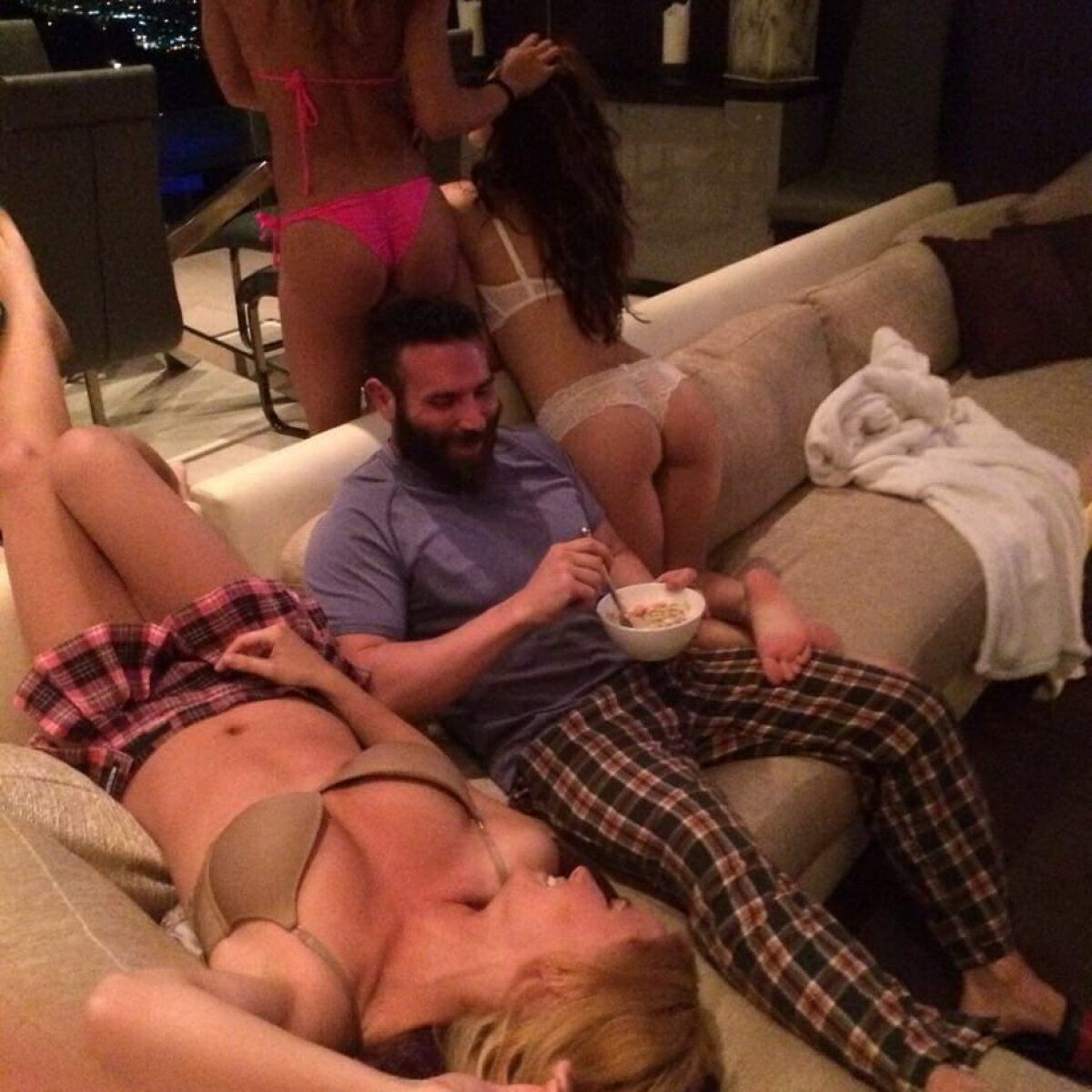 FOTO Acestea sunt fotografiile care demonstrează viaţa desfrânata a lui Dan Bilzerian! Vei rămâne uimit!