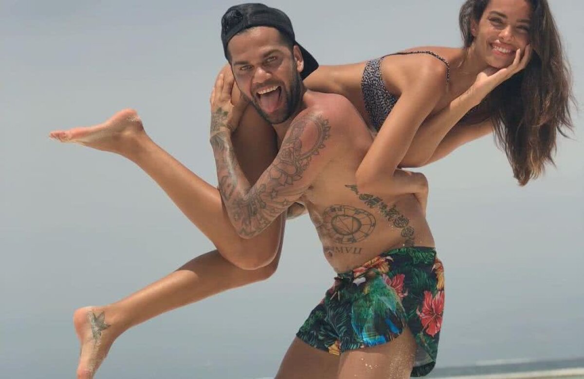 FOTO Cu soția în spate pe plajă » Dani Alves se bucură de o vacanță lungă: imagini sexy cu partenera lui