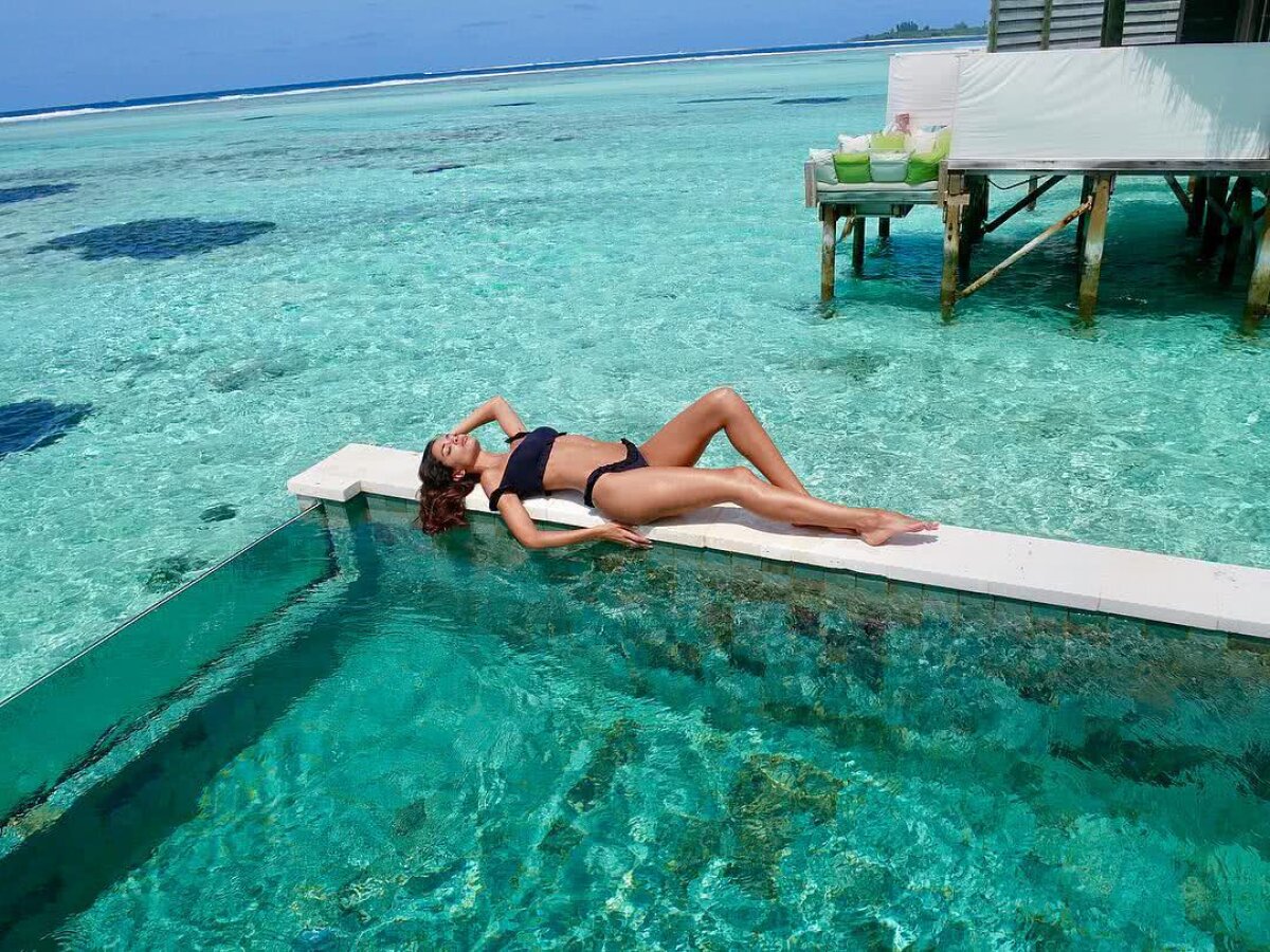 FOTO Cu soția în spate pe plajă » Dani Alves se bucură de o vacanță lungă: imagini sexy cu partenera lui