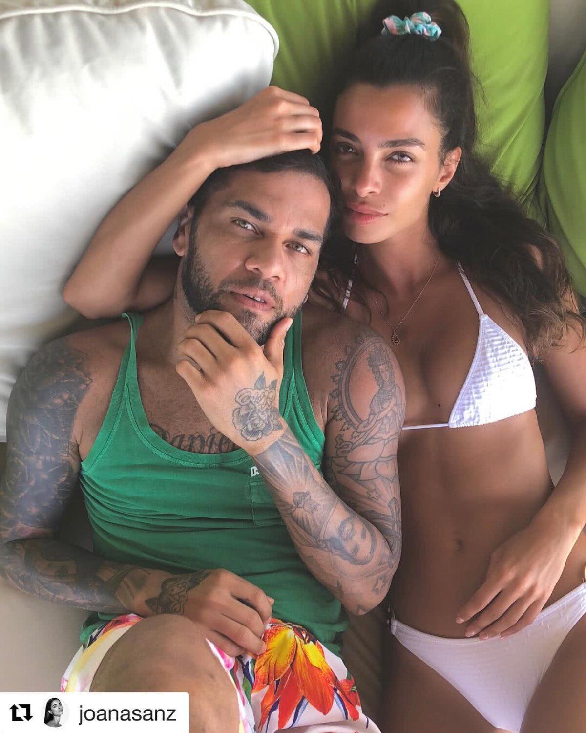 FOTO Cu soția în spate pe plajă » Dani Alves se bucură de o vacanță lungă: imagini sexy cu partenera lui