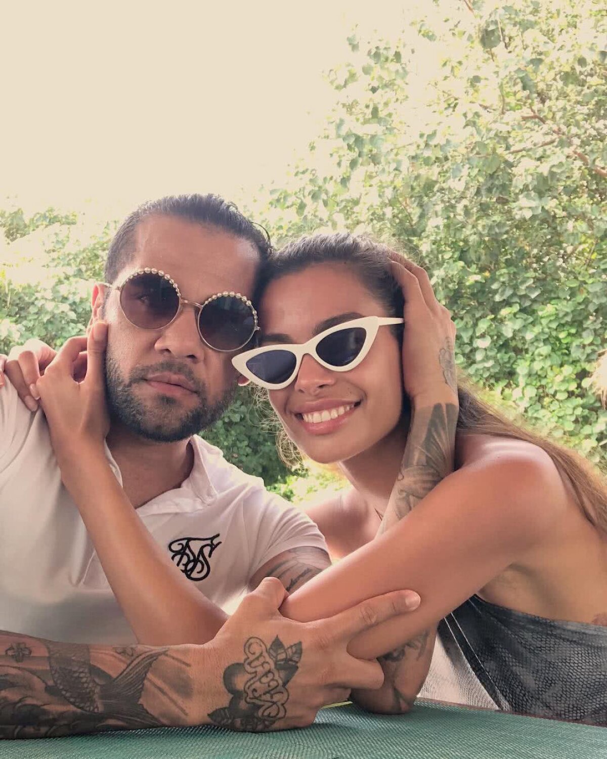 FOTO Cu soția în spate pe plajă » Dani Alves se bucură de o vacanță lungă: imagini sexy cu partenera lui