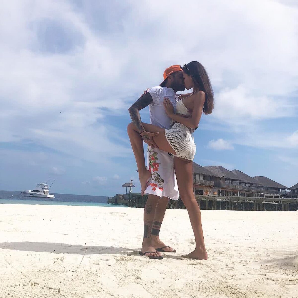 FOTO Cu soția în spate pe plajă » Dani Alves se bucură de o vacanță lungă: imagini sexy cu partenera lui