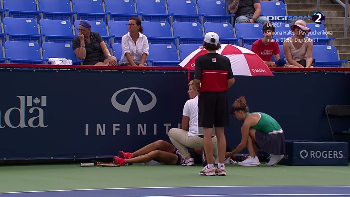 MIHAELA BUZĂRNESCU - ELINA SVITOLINA. Momente ȘOCANTE! Buzărnescu la pământ, plânge și urlă de durere! Imagini incredibile: Elina Svitolina a venit de urgență cu gheață! Doctorii au intervenit de 5 minute și jucătoarea noastră nu se poate ridica