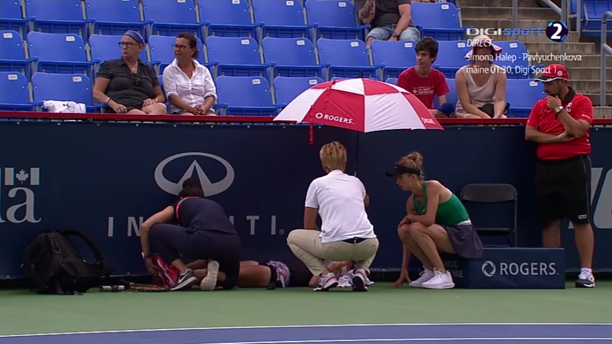 MIHAELA BUZĂRNESCU - ELINA SVITOLINA. Momente ȘOCANTE! Buzărnescu la pământ, plânge și urlă de durere! Imagini incredibile: Elina Svitolina a venit de urgență cu gheață! Doctorii au intervenit de 5 minute și jucătoarea noastră nu se poate ridica