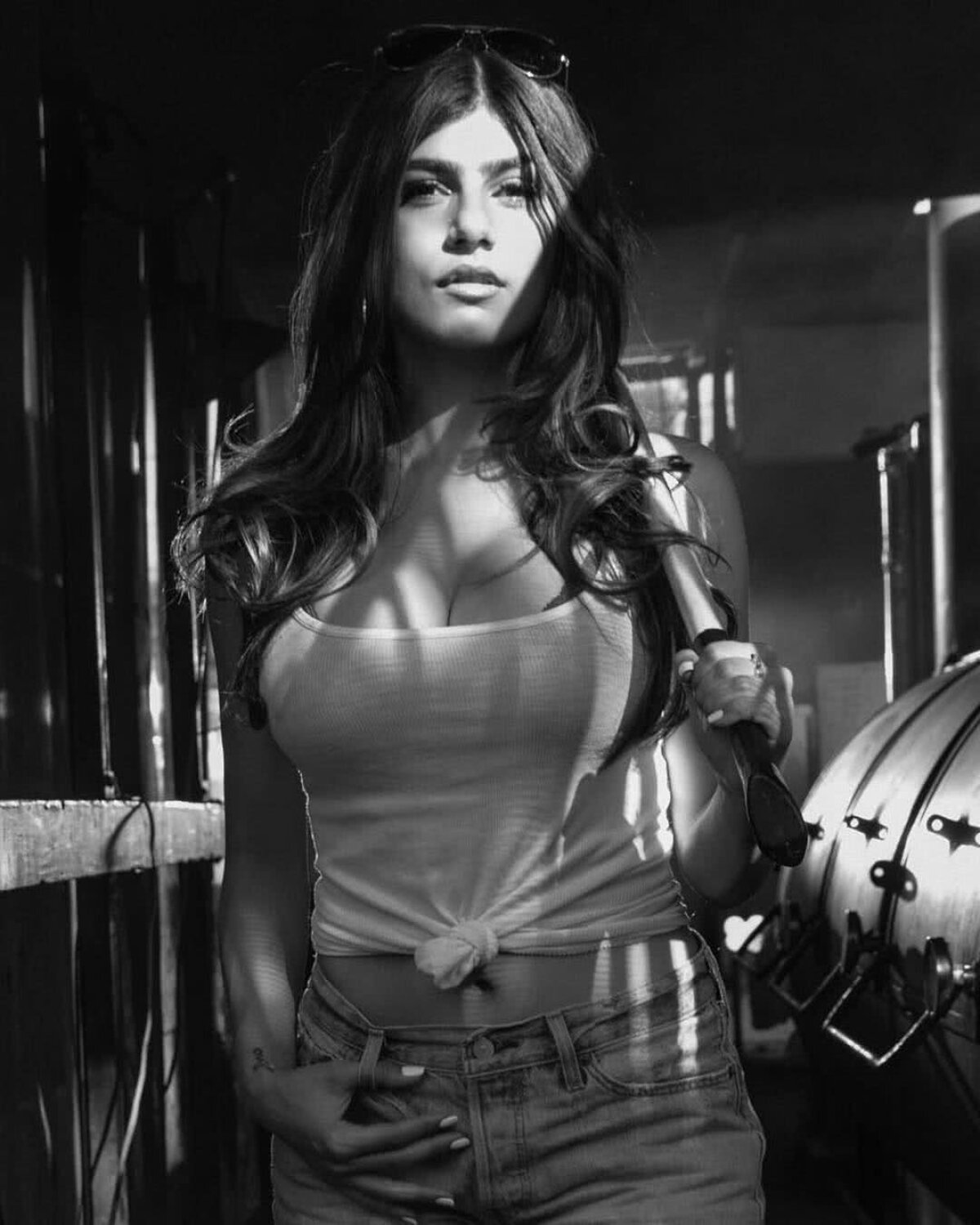 FOTO Uluitor: un puc a lovit-o în sân pe Mia Khalifa și i-a distrus proteza de silicon