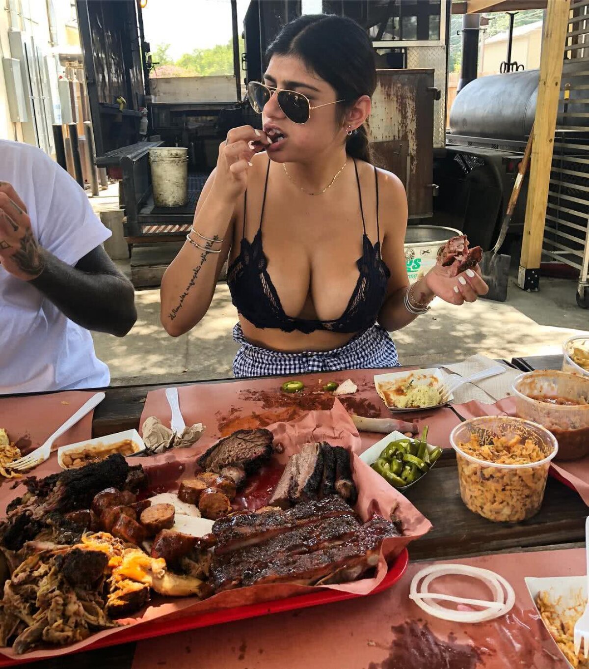 FOTO Uluitor: un puc a lovit-o în sân pe Mia Khalifa și i-a distrus proteza de silicon