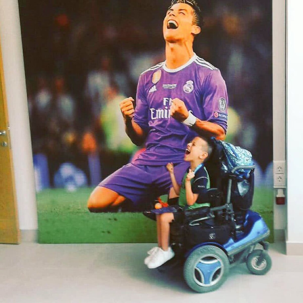 EXCLUSIV "Cel mai bun prieten al meu!" » Povestea emoționantă a puștiului de 10 ani care joacă fotbal în scaun rulant și e erou pentru Pogba, Figo și UEFA