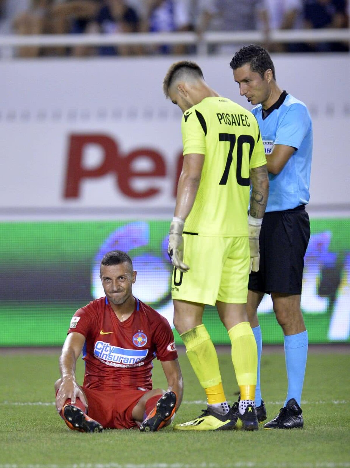 GALERIE FOTO Imaginile suferinței după meciul Hajduk - FCSB! Doi steliști au ieșit purtați pe brațe de pe teren + Număr record de faulturi