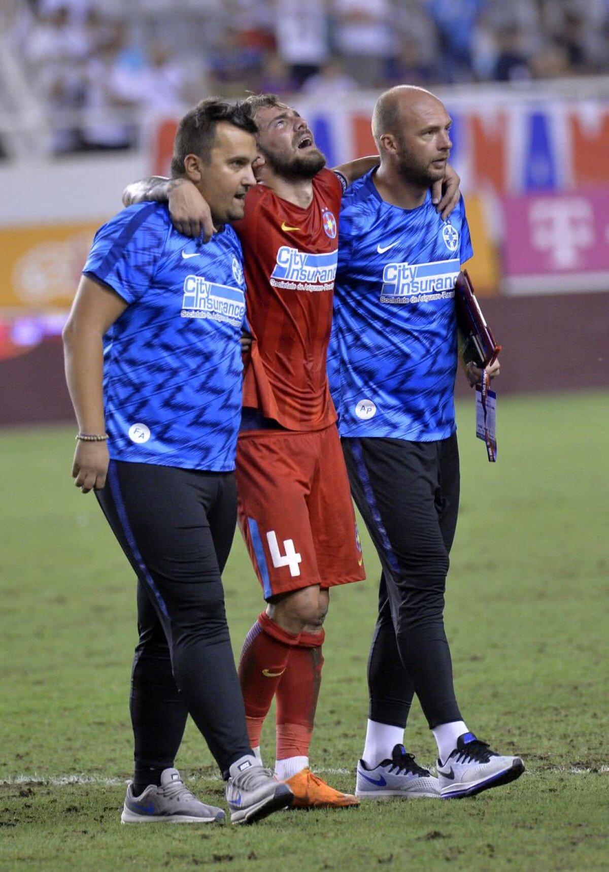 GALERIE FOTO Imaginile suferinței după meciul Hajduk - FCSB! Doi steliști au ieșit purtați pe brațe de pe teren + Număr record de faulturi