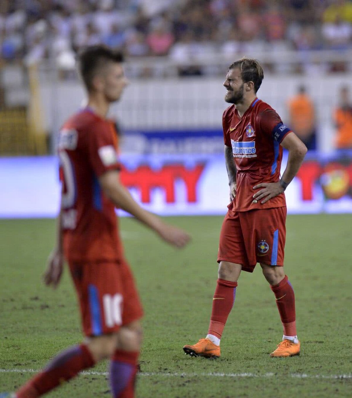 GALERIE FOTO Imaginile suferinței după meciul Hajduk - FCSB! Doi steliști au ieșit purtați pe brațe de pe teren + Număr record de faulturi