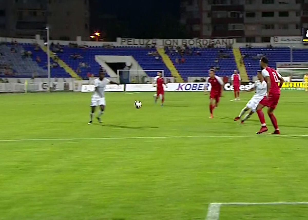 FOTO Da, e fotbalist! Titularizat în premieră în Liga 1, Ongenda, ex-PSG, s-a distrat cu apărarea Astrei în prima repriză