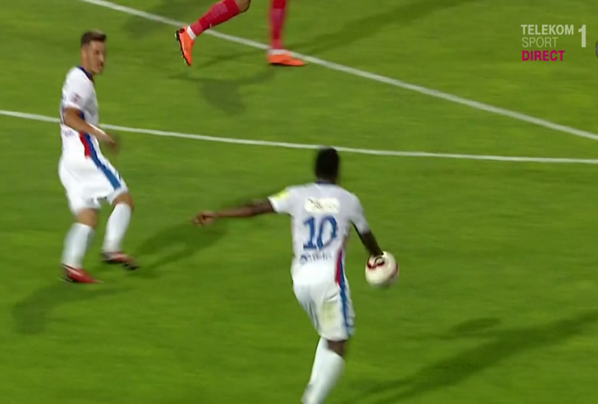 FOTO Da, e fotbalist! Titularizat în premieră în Liga 1, Ongenda, ex-PSG, s-a distrat cu apărarea Astrei în prima repriză