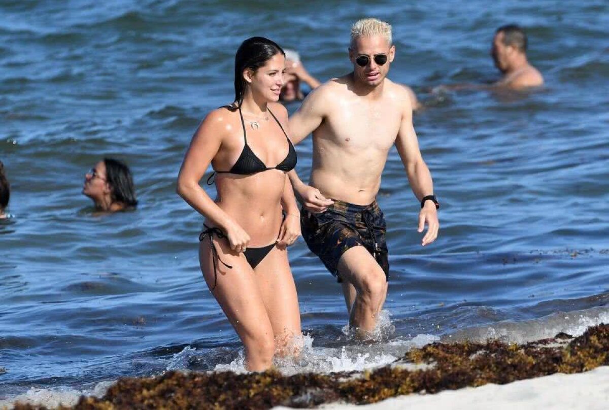 FOTO HOT Vacanță cu o studentă-fotomodel: noua iubită a lui "Chicharito" are origini românești