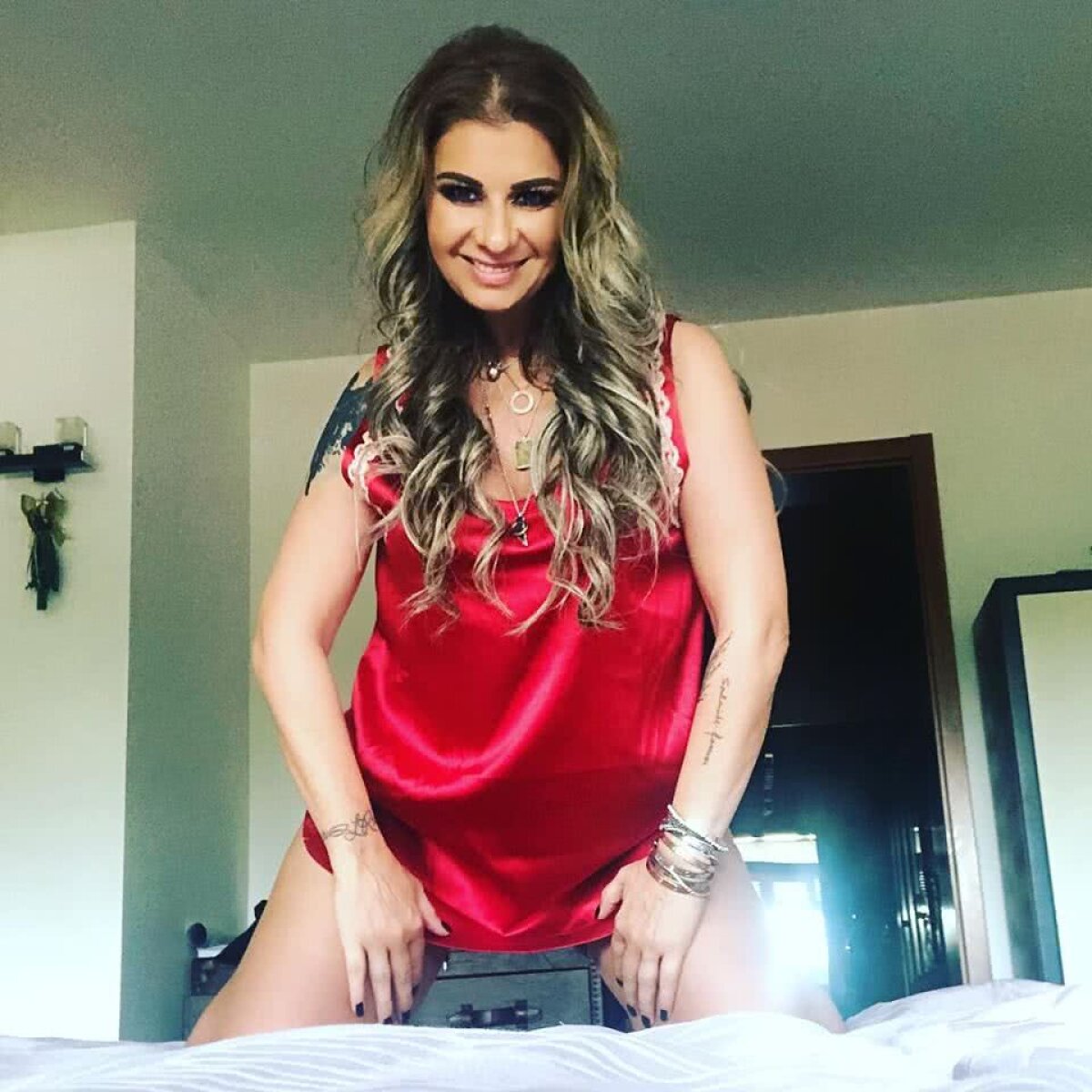 FOTO Super-sexy pentru Reghe! Cum s-a pozat în pat Anamaria Prodan