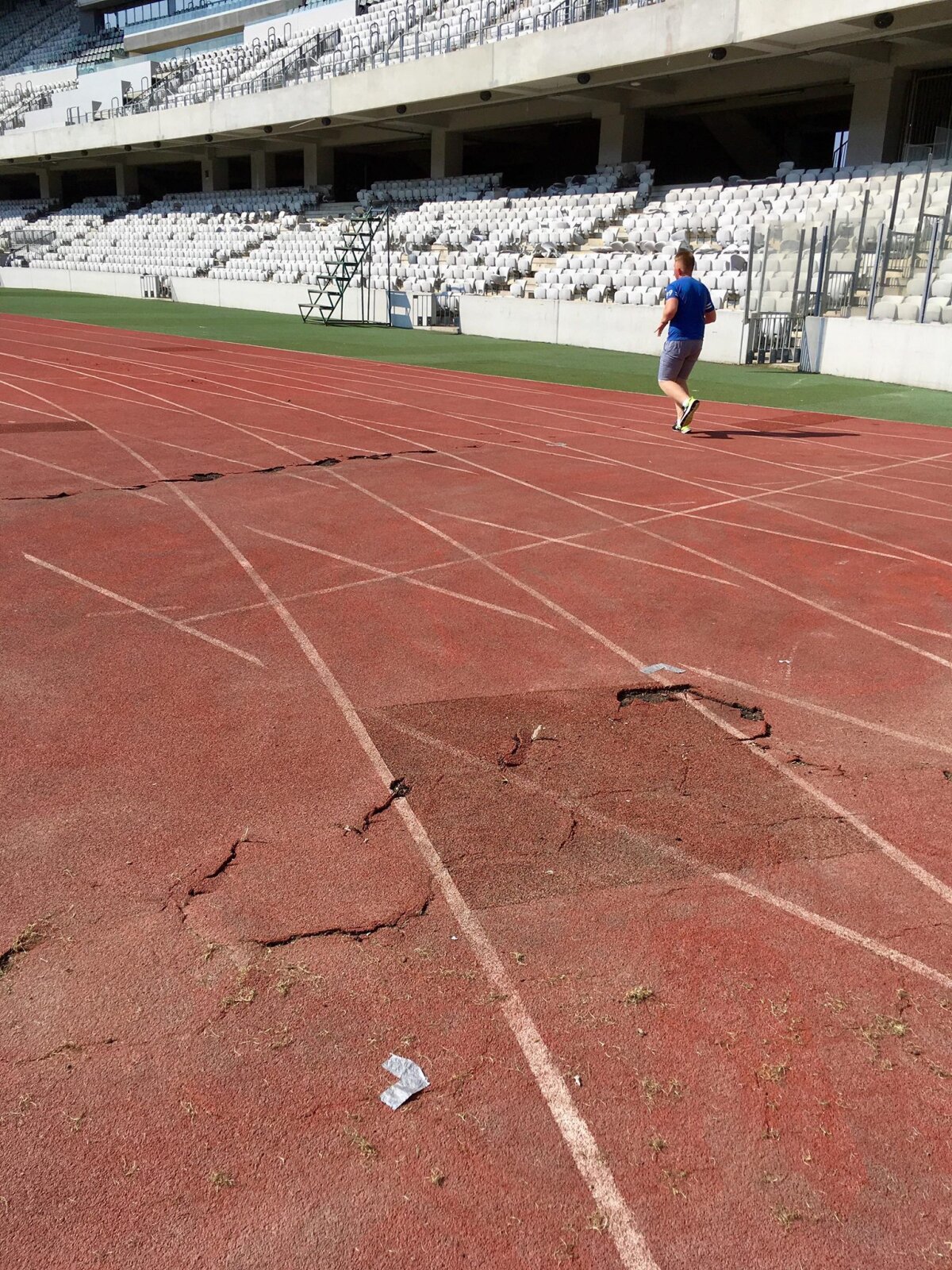 FOTO Au distrus pista! Cluj Arena arată ca după bombardament în urma festivalului muzical Untold » UPDATE // Reacția reprezentanților Untold