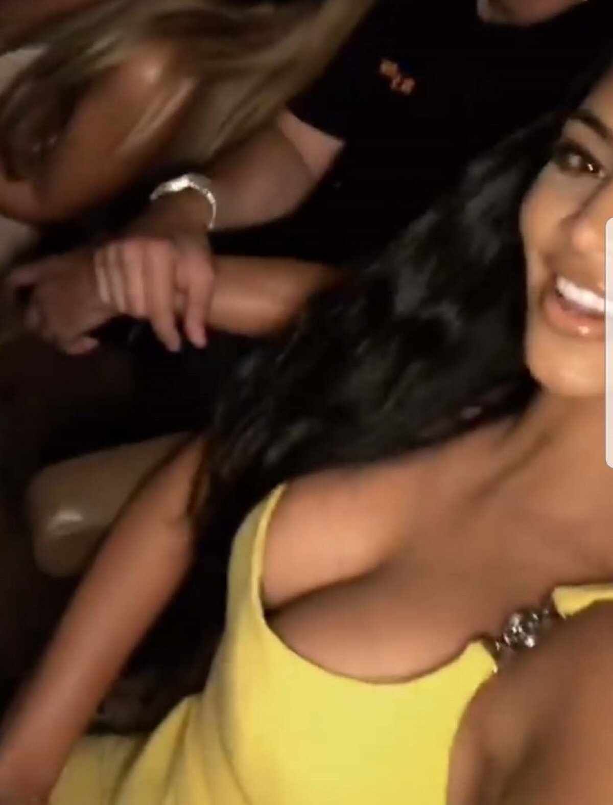 GALERIE FOTO Kim Kardashian, răvășitoare în Miami » A atras toate privirile într-o rochie galbenă fabuloasă