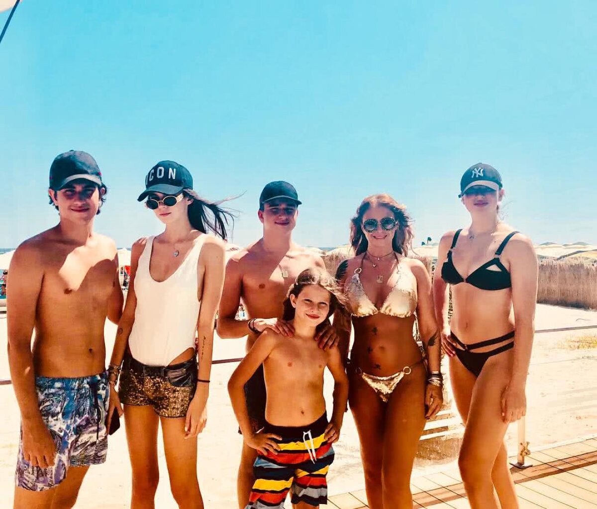 FOTO Anamaria Prodan a "incendiat" plaja! Sexy-impresara și-a etalat ”pătrățelele” la Mamaia, într-un costum de baie minuscul