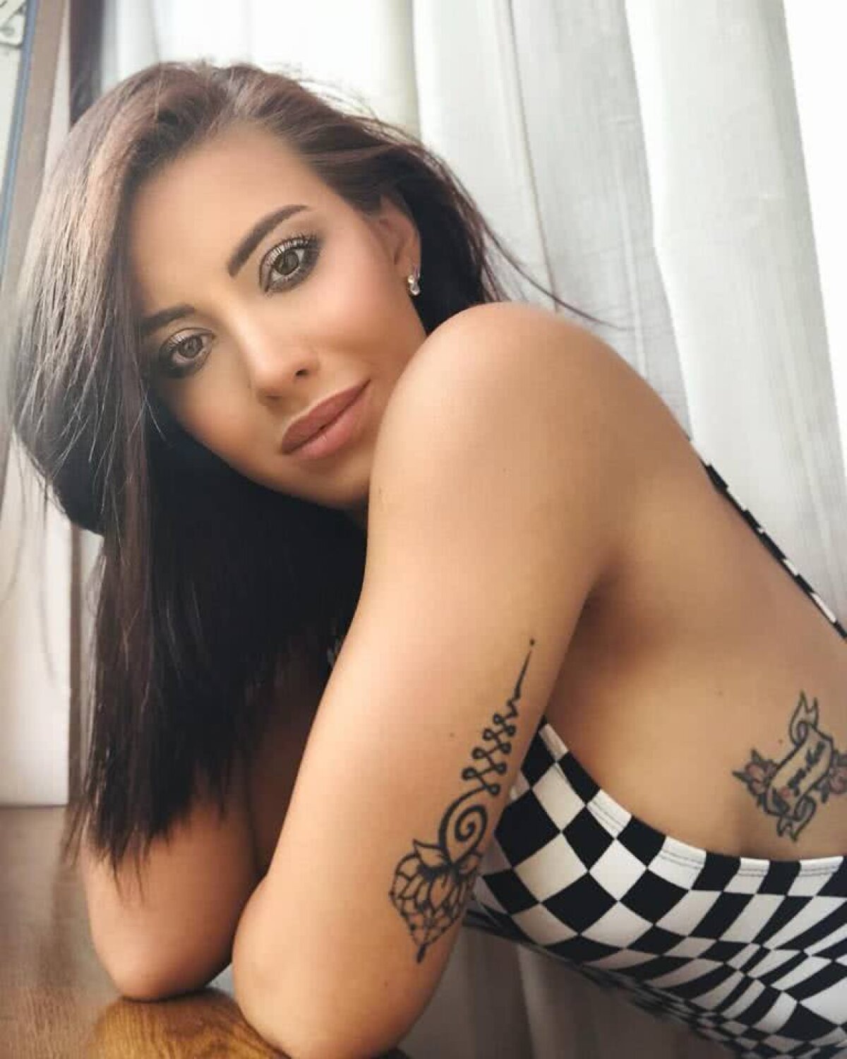 FOTO Nicoleta Nucă impresionează cu vocea ei, dar și cu aparițiile pline de senzualitate: "Nu pot fără sală, cycling și înot" 