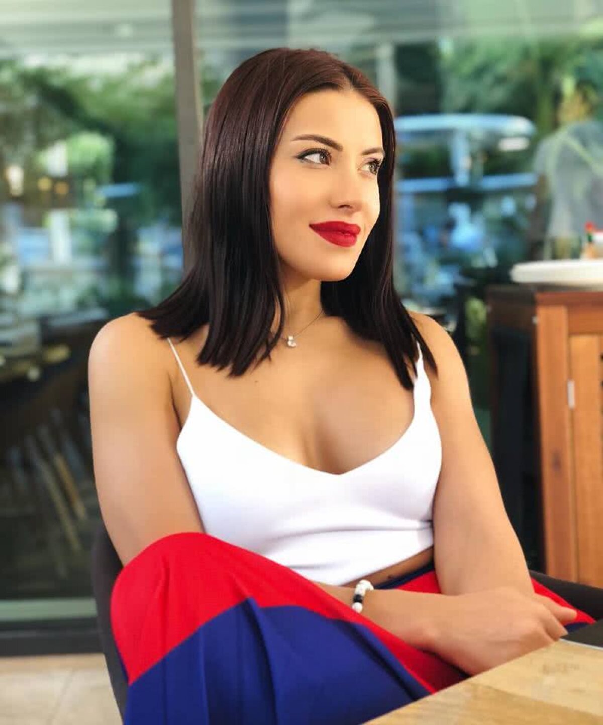 FOTO Nicoleta Nucă impresionează cu vocea ei, dar și cu aparițiile pline de senzualitate: "Nu pot fără sală, cycling și înot" 