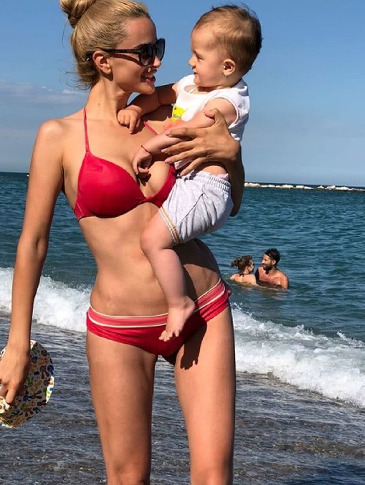 GALERIE FOTO Ce vară frumoasă avem! Soțiile și iubitele fotbaliștilor, răvășitoare la plajă + Sandra Izbașa, fotografii provocatoare