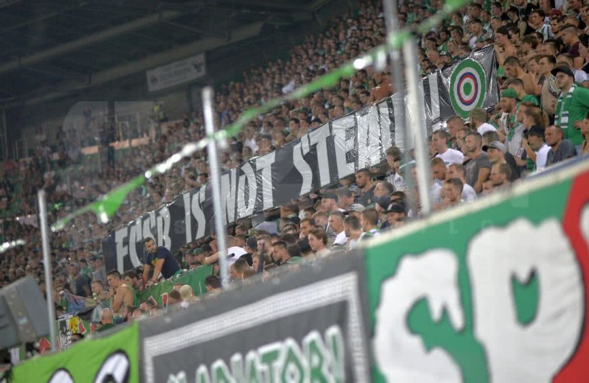 RAPID VIENA - FCSB // GALERIE FOTO "FCSB is not Steaua!" » Jucătorii lui Dică, întâmpinați cu un mesaj dur de ultrașii austrieci