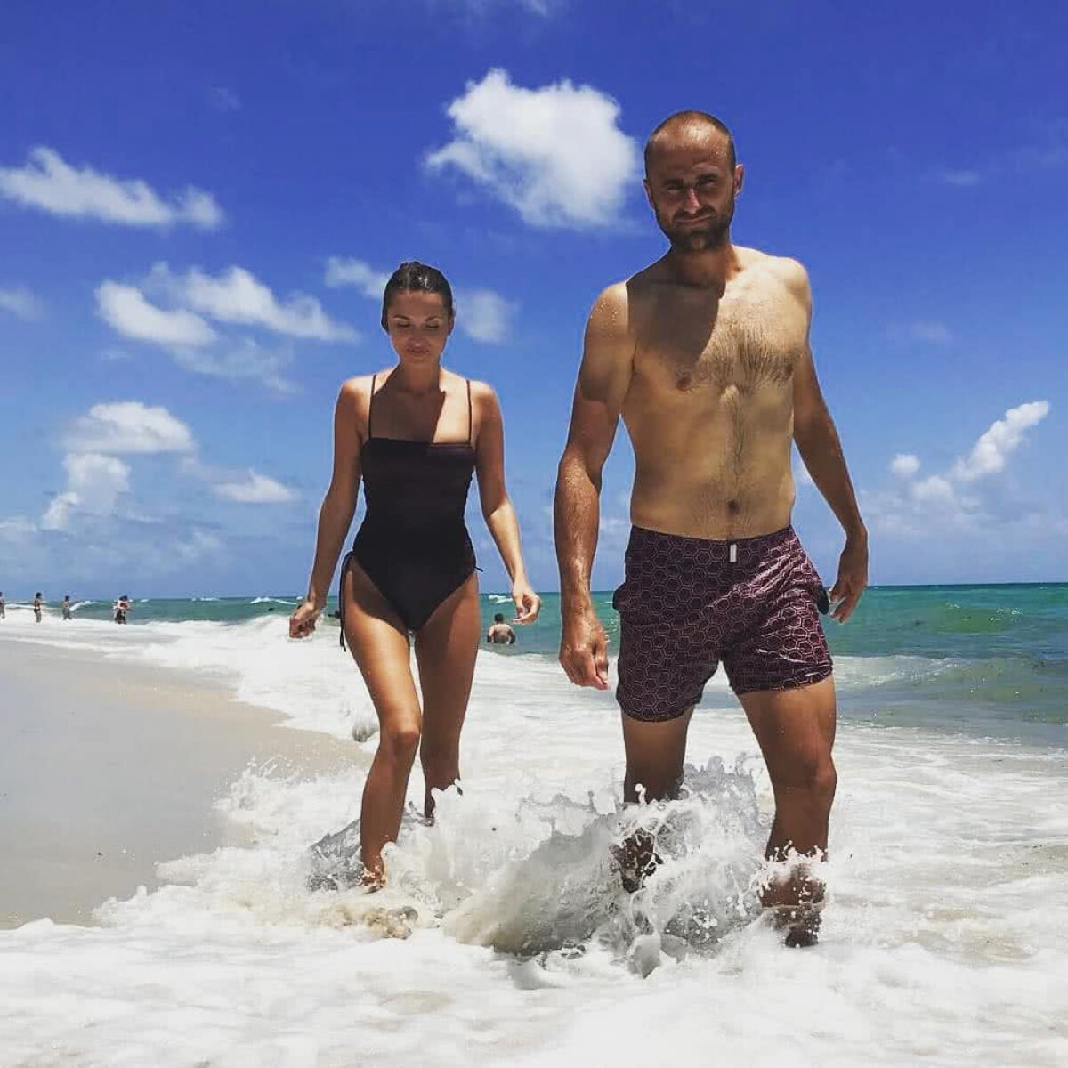 FOTO Secretul din spatele succesului » Iubita superbă a lui Marius Copil a atras toate privirile pe plaja din Miami