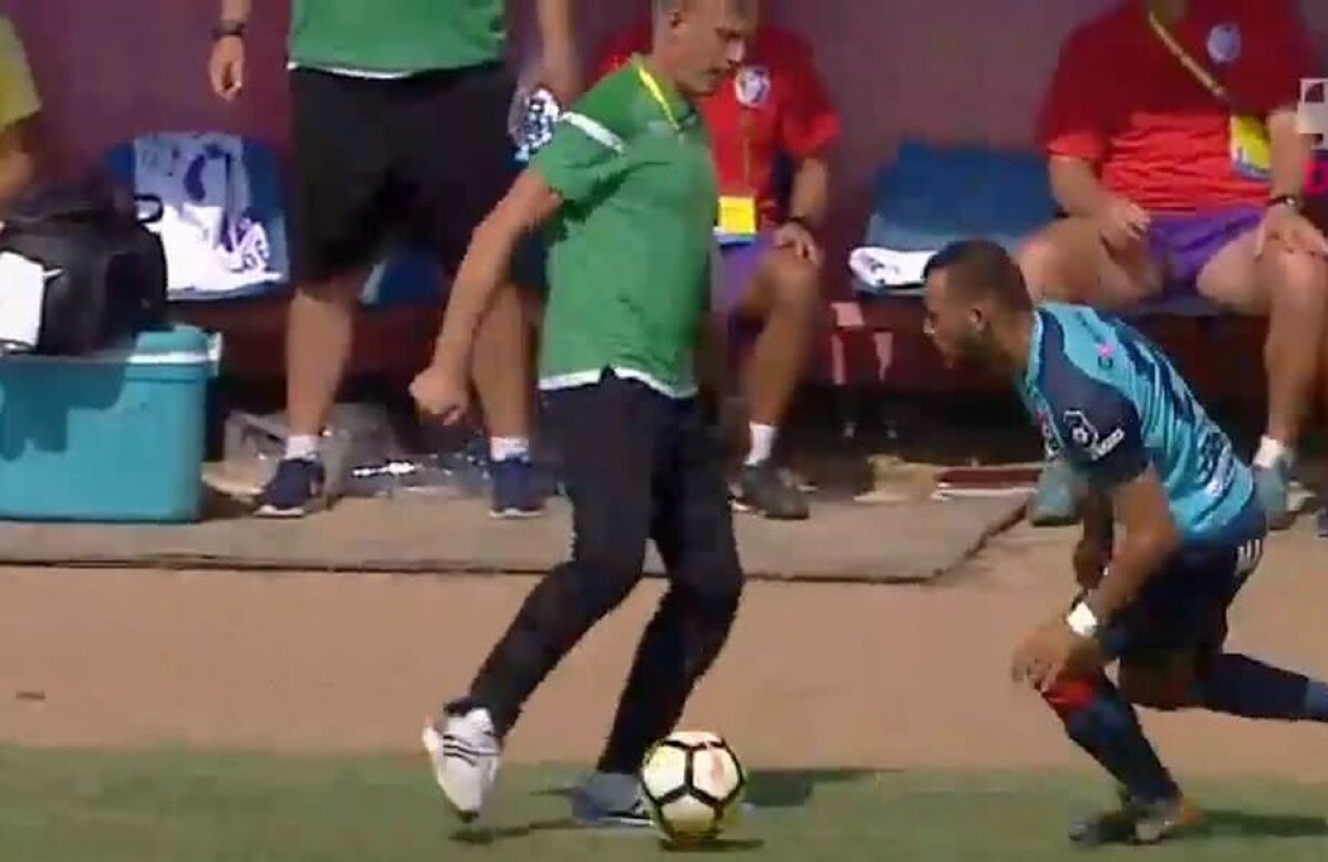 GALERIE FOTO Blackout total! Fază inexplicabilă în liga secundă: Emil Săndoi a deposedat un jucător și a fost eliminat + Reacția antrenorului