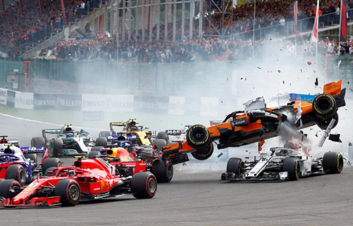 GALERIE FOTO Accident șocant la startul Marelui Premiu al Belgiei: Ghinion teribil pentru Alonso după o coliziune greu de privit!